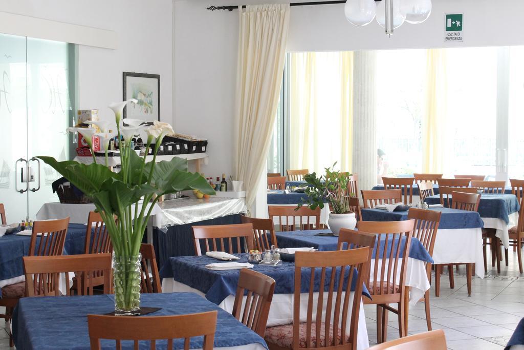 Hotel Costanza Cesenatico Exterior photo